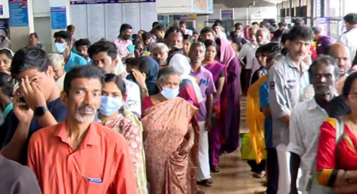 പാലക്കാട് ജില്ലാ ആശുപത്രിയില് ഒ പി ടിക്കറ്റിനായി മണിക്കൂറുകള് ക്യൂ നിന്ന് രോഗികള് പാലക്കാട് ജില്ലാ ആശുപത്രിയില് ഒ പി ടിക്കറ്റിനായി മണിക്കൂറുകള് ക്യൂ നിന്ന് രോഗികള്
