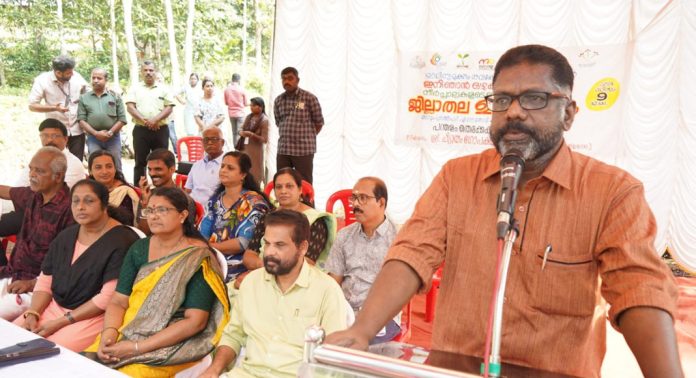 നീർച്ചാലുകളുടെ നവീകരണത്തിലൂടെ നീരൊഴുക്കിൻ്റെ തടസം ഒഴിവാക്കാൻ ജനങ്ങൾ ഒന്നിക്കണം : ചിറ്റയം ഗോപകുമാർ നീർച്ചാലുകളുടെ നവീകരണത്തിലൂടെ നീരൊഴുക്കിൻ്റെ തടസം ഒഴിവാക്കാൻ ജനങ്ങൾ ഒന്നിക്കണം : ചിറ്റയം ഗോപകുമാർ