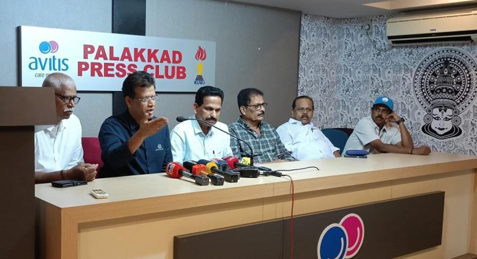 പാലക്കാട് സ്പോര്ട്സ് ഹബ് : കെസിഎയും ചാത്തന്കുളങ്ങര ദേവിക്ഷേത്രം ട്രസ്റ്റും ധാരണാപത്രം കൈമാറി പാലക്കാട് സ്പോര്ട്സ് ഹബ് : കെസിഎയും ചാത്തന്കുളങ്ങര ദേവിക്ഷേത്രം ട്രസ്റ്റും ധാരണാപത്രം കൈമാറി
