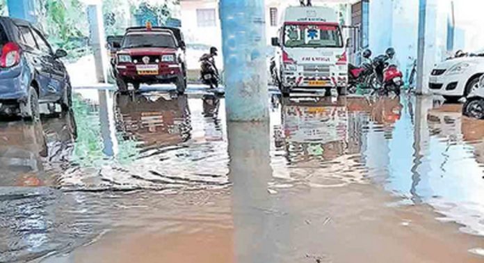 പന്തളം കോയിക്കൽ ക്ഷേത്രത്തിലെ പാർക്കിംഗ് സ്ഥലത്ത് വെള്ളക്കെട്ട് ; ദുരിതത്തിൽ നാട്ടുകാർ പന്തളം കോയിക്കൽ ക്ഷേത്രത്തിലെ പാർക്കിംഗ് സ്ഥലത്ത് വെള്ളക്കെട്ട് ; ദുരിതത്തിൽ നാട്ടുകാർ
