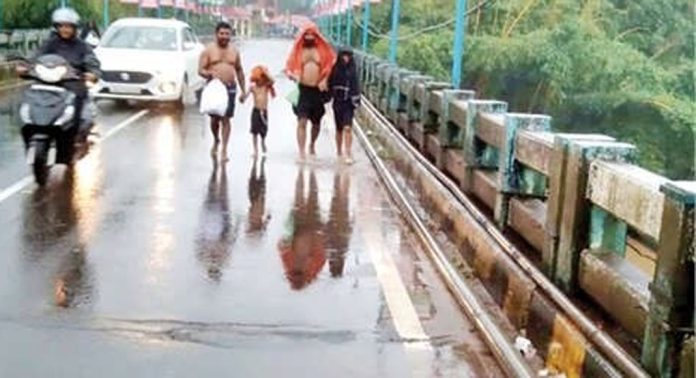 വീതിയില്ലാതെ പന്തളം വലിയപാലം വീതിയില്ലാതെ പന്തളം വലിയപാലം