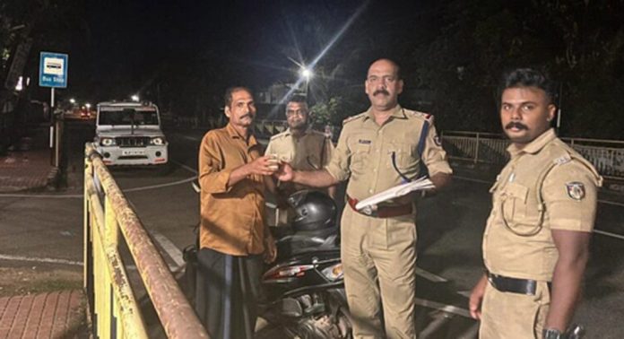 ലക്ഷ്യം അപകടങ്ങള് കുറയ്ക്കുക ; എം സി റോഡിൽ പന്തളം പോലീസ് വക ചുക്കുകാപ്പി വിതരണം ലക്ഷ്യം അപകടങ്ങള് കുറയ്ക്കുക ; എം സി റോഡിൽ പന്തളം പോലീസ് വക ചുക്കുകാപ്പി വിതരണം