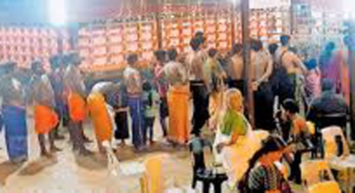പന്തളം വലിയ കോയിക്കല് ക്ഷേത്രത്തില് തിരക്ക് വർധിക്കുന്നു പന്തളം വലിയ കോയിക്കല് ക്ഷേത്രത്തില് തിരക്ക് വർധിക്കുന്നു