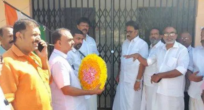 പന്തളം ഡിപ്പോയിൽ ടോയ്ലെറ്റ് തുറക്കാതിരുന്നതിനെ തുടർന്ന് യു.ഡി.എഫിന്റെ നേതൃത്വത്തിൽ ടോയ്ലെറ്റിന്റെ മുൻപിൽ റീത്ത് വെച്ച് പ്രതിഷേധിച്ചു പന്തളം ഡിപ്പോയിൽ ടോയ്ലെറ്റ് തുറക്കാതിരുന്നതിനെ തുടർന്ന് യു.ഡി.എഫിന്റെ നേതൃത്വത്തിൽ ടോയ്ലെറ്റിന്റെ മുൻപിൽ റീത്ത് വെച്ച് പ്രതിഷേധിച്ചു