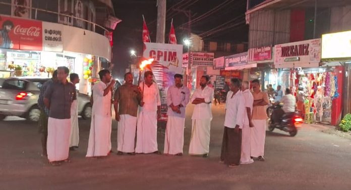 വൈദ്യുതി നിരക്ക് വർദ്ധിപ്പിച്ചതിൽ പ്രതിഷേധിച്ച് കോൺഗ്രസ് പന്തളം മണ്ഡലം കമ്മിറ്റി പന്തം കൊളുത്തി പ്രകടനം നടത്തി വൈദ്യുതി നിരക്ക് വർദ്ധിപ്പിച്ചതിൽ പ്രതിഷേധിച്ച് കോൺഗ്രസ് പന്തളം മണ്ഡലം കമ്മിറ്റി പന്തം കൊളുത്തി പ്രകടനം നടത്തി