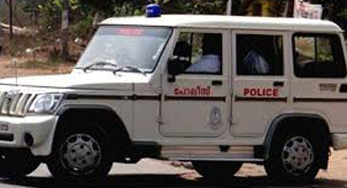 ചിറ്റാറില് സംയുക്ത ക്രിസ്തുമസ് ആഘോഷ പരിപാടികള്ക്കിടെ ക്രിസ്തുമസ് പാപ്പായെ പോലീസുകാര് മര്ദ്ദിച്ചതായി പരാതി ചിറ്റാറില് സംയുക്ത ക്രിസ്തുമസ് ആഘോഷ പരിപാടികള്ക്കിടെ ക്രിസ്തുമസ് പാപ്പായെ പോലീസുകാര് മര്ദ്ദിച്ചതായി പരാതി