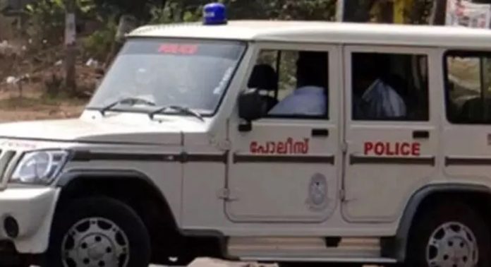 നിലയ്ക്കല്-പമ്പ റൂട്ടില് സമാന്തര സര്വീസ് നടത്തുന്ന വാഹനങ്ങളുടെ ഡ്രൈവര്മാര് ഹോട്ടലില് കയറി ജീവനക്കാരെ മര്ദ്ദിച്ചുവെന്ന് പരാതി നിലയ്ക്കല്-പമ്പ റൂട്ടില് സമാന്തര സര്വീസ് നടത്തുന്ന വാഹനങ്ങളുടെ ഡ്രൈവര്മാര് ഹോട്ടലില് കയറി ജീവനക്കാരെ മര്ദ്ദിച്ചുവെന്ന് പരാതി