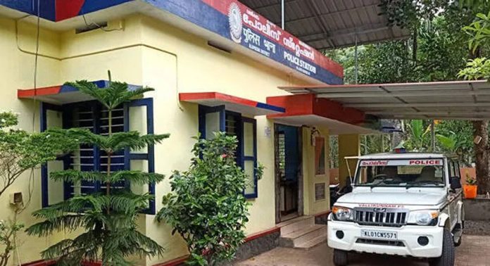 പ്രായപൂര്ത്തിയാകാത്ത ആണ്കുട്ടിയെ വിവിധ സ്ഥലങ്ങളില് കൊണ്ടുപോയി പീഡിപ്പിച്ച കേസില് യുവതി അറസ്റ്റില് പ്രായപൂര്ത്തിയാകാത്ത ആണ്കുട്ടിയെ വിവിധ സ്ഥലങ്ങളില് കൊണ്ടുപോയി പീഡിപ്പിച്ച കേസില് യുവതി അറസ്റ്റില്