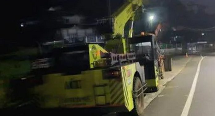 റാന്നി വൈക്കം യു.പി സ്കൂളിന് സമീപം അപകട വളവിൽ പാർക്ക് ചെയ്തിരിക്കുന്ന ക്രെയിൻ അപകടഭീതി ഉണ്ടാക്കുന്നതായി പരാതി റാന്നി വൈക്കം യു.പി സ്കൂളിന് സമീപം അപകട വളവിൽ പാർക്ക് ചെയ്തിരിക്കുന്ന ക്രെയിൻ അപകടഭീതി ഉണ്ടാക്കുന്നതായി പരാതി