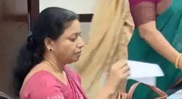 എ.ഡി.എം. കെ. നവീന് ബാബുവിന്റെ ഭാര്യ മഞ്ജുഷ പത്തനംതിട്ട കലക്ടറേറ്റില് ജോലിയില് പ്രവേശിച്ചു എ.ഡി.എം. കെ. നവീന് ബാബുവിന്റെ ഭാര്യ മഞ്ജുഷ പത്തനംതിട്ട കലക്ടറേറ്റില് ജോലിയില് പ്രവേശിച്ചു