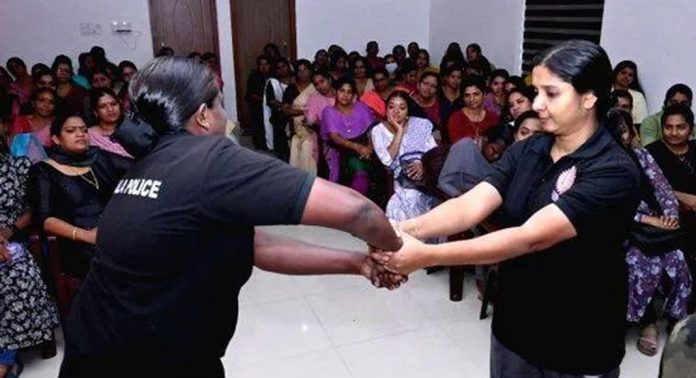 ബിവറേജസ് കോർപ്പറേഷനിലെ വനിതാ ജീവനക്കാർക്ക് ജില്ലാ പോലീസിന്റെ നേതൃത്വത്തിൽ സ്വയരക്ഷാ പരിശീലനം നല്കി ബിവറേജസ് കോർപ്പറേഷനിലെ വനിതാ ജീവനക്കാർക്ക് ജില്ലാ പോലീസിന്റെ നേതൃത്വത്തിൽ സ്വയരക്ഷാ പരിശീലനം നല്കി
