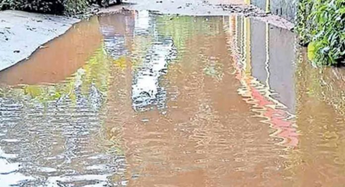 പുല്ലാട് റോഡിലെ വെള്ളക്കെട്ടില് വലഞ്ഞ് യാത്രക്കാര് പുല്ലാട് റോഡിലെ വെള്ളക്കെട്ടില് വലഞ്ഞ് യാത്രക്കാര്
