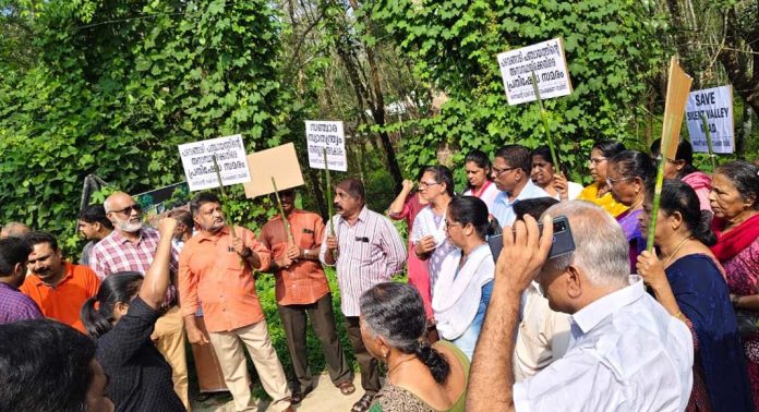 ഇട്ടിയപ്പാറ വലിയ പറമ്പുപടിയിൽ ഓട നിർമ്മാണത്തിനെത്തിയ ഉദ്യോഗസ്ഥരെ നാട്ടുകാർ വീണ്ടും തടഞ്ഞു ഇട്ടിയപ്പാറ വലിയ പറമ്പുപടിയിൽ ഓട നിർമ്മാണത്തിനെത്തിയ ഉദ്യോഗസ്ഥരെ നാട്ടുകാർ വീണ്ടും തടഞ്ഞു