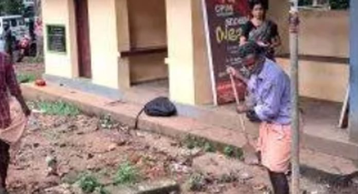 റാന്നിയില് വഴിയരികിലെ പരസ്യ ബോർഡുകളും കൊടിതോരണങ്ങളും നീക്കം ചെയ്തു റാന്നിയില് വഴിയരികിലെ പരസ്യ ബോർഡുകളും കൊടിതോരണങ്ങളും നീക്കം ചെയ്തു