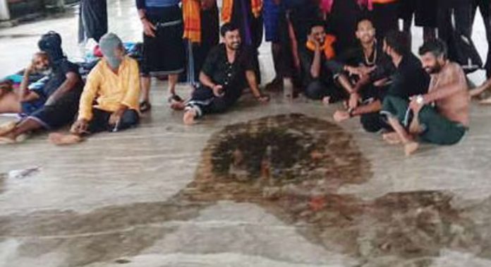 മഴ പെയ്താല് വിരിവെക്കാന് സ്ഥലമില്ല ; റാന്നി രാമപുരം ക്ഷേത്രത്തിൽ എത്തുന്ന തീര്ഥാടകര് ദുരിതത്തില് മഴ പെയ്താല് വിരിവെക്കാന് സ്ഥലമില്ല ; റാന്നി രാമപുരം ക്ഷേത്രത്തിൽ എത്തുന്ന തീര്ഥാടകര് ദുരിതത്തില്