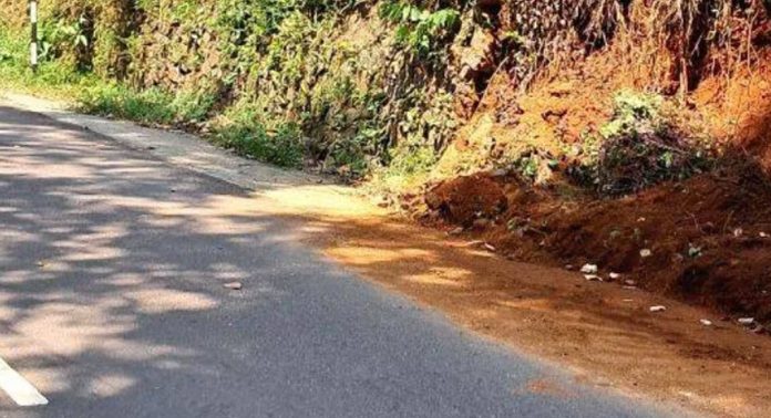 ചെത്തോങ്കര – അത്തിക്കയം പാതയിലേക്ക് ഇടിഞ്ഞു കിടന്നിരുന്ന കല്ലും മണ്ണും നീക്കം ചെയ്തു ചെത്തോങ്കര – അത്തിക്കയം പാതയിലേക്ക് ഇടിഞ്ഞു കിടന്നിരുന്ന കല്ലും മണ്ണും നീക്കം ചെയ്തു