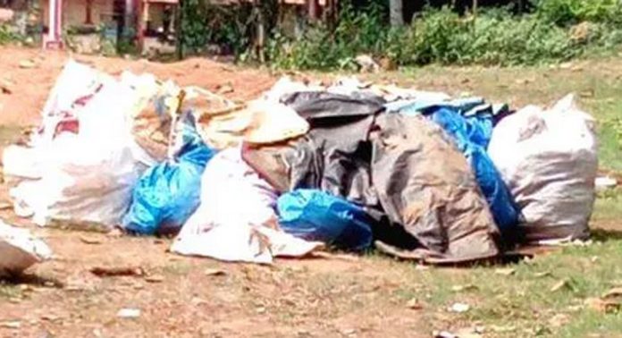 തെള്ളിയൂർകാവ് ഭഗവതി ക്ഷേത്ര വളപ്പിലെ പ്ലാസ്റ്റിക് അടക്കമുള്ള അജൈവ മാലിന്യങ്ങൾ നീക്കുന്നില്ലെന്ന് പരാതി തെള്ളിയൂർകാവ് ഭഗവതി ക്ഷേത്ര വളപ്പിലെ പ്ലാസ്റ്റിക് അടക്കമുള്ള അജൈവ മാലിന്യങ്ങൾ നീക്കുന്നില്ലെന്ന് പരാതി