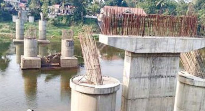 റാന്നി പുതിയപാലത്തിന്റെ നിർമാണം മുടങ്ങിയിട്ട് മൂന്നരവർഷം റാന്നി പുതിയപാലത്തിന്റെ നിർമാണം മുടങ്ങിയിട്ട് മൂന്നരവർഷം