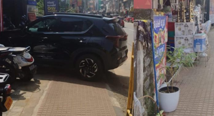 റാന്നിയില് നടപ്പാത കൈയ്യടക്കി വാഹനപാര്ക്കിംഗും വ്യാപാരവും റാന്നിയില് നടപ്പാത കൈയ്യടക്കി വാഹനപാര്ക്കിംഗും വ്യാപാരവും