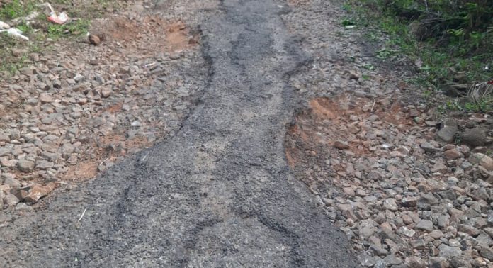 റോഡ് തോടായിട്ടും അധികൃതര്ക്ക് നിസംഗത ; പ്രതിഷേധം ശക്തമാകുന്നു റോഡ് തോടായിട്ടും അധികൃതര്ക്ക് നിസംഗത ; പ്രതിഷേധം ശക്തമാകുന്നു