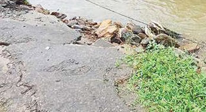 വെട്ടിപ്രം-കൊന്നമൂട് റോഡ് മോശവസ്ഥയില് ; തിരിഞ്ഞു നോക്കാതെ അധികൃതര് വെട്ടിപ്രം-കൊന്നമൂട് റോഡ് മോശവസ്ഥയില് ; തിരിഞ്ഞു നോക്കാതെ അധികൃതര്
