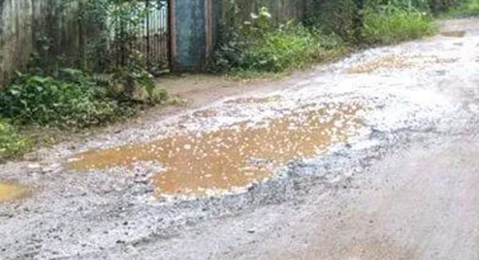 മണ്ണടി താഴത്ത് സൊസൈറ്റിപ്പടി -ചെട്ടിയാർ അഴികത്ത് റോഡ് തകര്ന്നു ; വലഞ്ഞ് യാത്രക്കാര് മണ്ണടി താഴത്ത് സൊസൈറ്റിപ്പടി -ചെട്ടിയാർ അഴികത്ത് റോഡ് തകര്ന്നു ; വലഞ്ഞ് യാത്രക്കാര്
