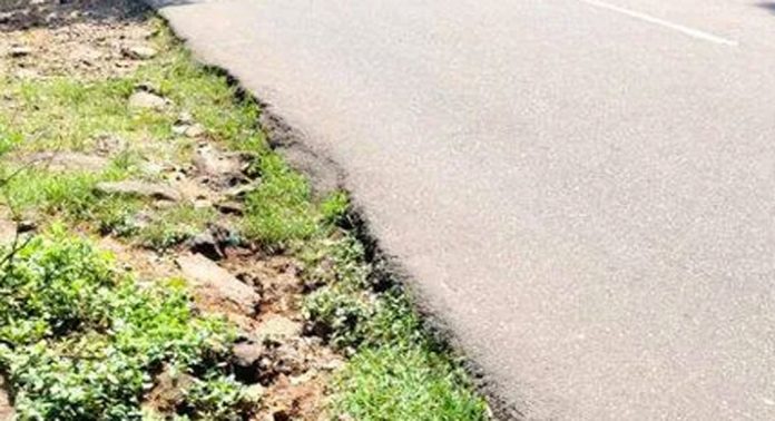 അത്തിക്കയം റോഡിൽ പാലം ജംഗ്ഷനിലെ റോഡിന്റെ വശത്തെ കട്ടിംഗ് അപകട ഭീഷണി ഉയർത്തുന്നതായി പരാതി അത്തിക്കയം റോഡിൽ പാലം ജംഗ്ഷനിലെ റോഡിന്റെ വശത്തെ കട്ടിംഗ് അപകട ഭീഷണി ഉയർത്തുന്നതായി പരാതി