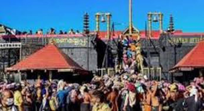 ശബരിമല സന്നിധാനത്ത് പതിനെട്ടാംപടിക്ക് താഴെയുള്ള ആല്മരത്തിന് തീ പിടിച്ചു ശബരിമല സന്നിധാനത്ത് പതിനെട്ടാംപടിക്ക് താഴെയുള്ള ആല്മരത്തിന് തീ പിടിച്ചു