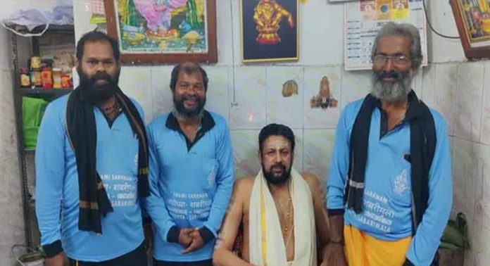 അയോധ്യയില് നിന്ന് കാല്നടയായി സന്നിധാനത്തെത്തി മലയാളി തീര്ത്ഥാടകര് അയോധ്യയില് നിന്ന് കാല്നടയായി സന്നിധാനത്തെത്തി മലയാളി തീര്ത്ഥാടകര്