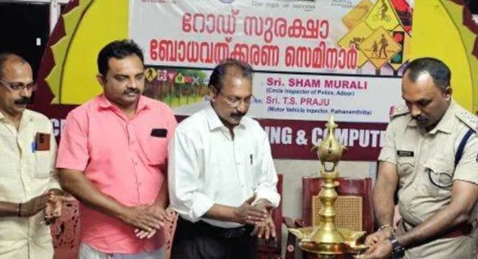 പന്തളം മൈക്രോ കോളേജില് റോഡ് സുരക്ഷ ബോധവല്ക്കരണ സെമിനാര് സംഘടിപ്പിച്ചു പന്തളം മൈക്രോ കോളേജില് റോഡ് സുരക്ഷ ബോധവല്ക്കരണ സെമിനാര് സംഘടിപ്പിച്ചു
