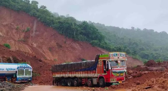 ഷിരൂർ മണ്ണിടിച്ചിലിൽ കാണാതായ കർണാടക സ്വദേശികൾക്കായുള്ള തെരച്ചിലിൽ നിരാശ ഷിരൂർ മണ്ണിടിച്ചിലിൽ കാണാതായ കർണാടക സ്വദേശികൾക്കായുള്ള തെരച്ചിലിൽ നിരാശ