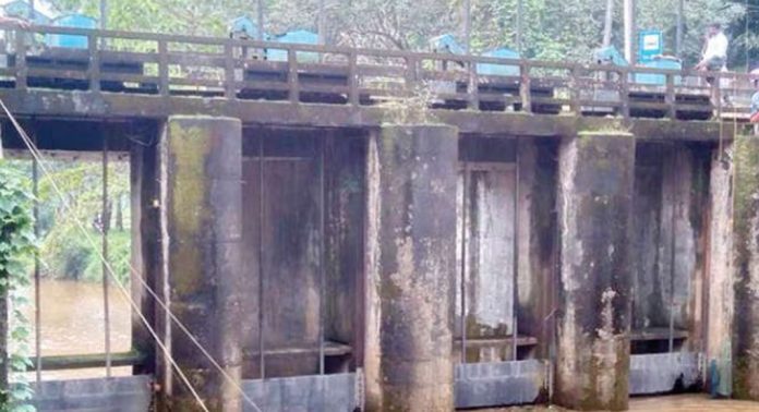 ജലനിരപ്പുയർന്നാൽ കരിങ്ങാലിപ്പാടത്തേക്ക് വെള്ളം ഒഴുകുന്നത് നിയന്ത്രിക്കുവാനുള്ള വലിയതോട്ടിലെ ഷട്ടർ ഉപയോഗശൂന്യം ജലനിരപ്പുയർന്നാൽ കരിങ്ങാലിപ്പാടത്തേക്ക് വെള്ളം ഒഴുകുന്നത് നിയന്ത്രിക്കുവാനുള്ള വലിയതോട്ടിലെ ഷട്ടർ ഉപയോഗശൂന്യം