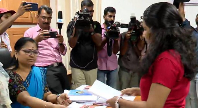 ചൂരല്മല-മുണ്ടക്കൈ ഉരുള്പൊട്ടല് ദുരന്തത്തില് ഉറ്റവരെ നഷ്ടപ്പെട്ട ശ്രുതി ജോലിയിൽ പ്രവേശിച്ചു ചൂരല്മല-മുണ്ടക്കൈ ഉരുള്പൊട്ടല് ദുരന്തത്തില് ഉറ്റവരെ നഷ്ടപ്പെട്ട ശ്രുതി ജോലിയിൽ പ്രവേശിച്ചു