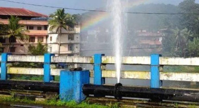 അത്തിക്കയം വാട്ടർ അതോറിറ്റിയുടെ പൈപ്പ് ലീക്കായി വെള്ളം പാഴാകുന്നു അത്തിക്കയം വാട്ടർ അതോറിറ്റിയുടെ പൈപ്പ് ലീക്കായി വെള്ളം പാഴാകുന്നു