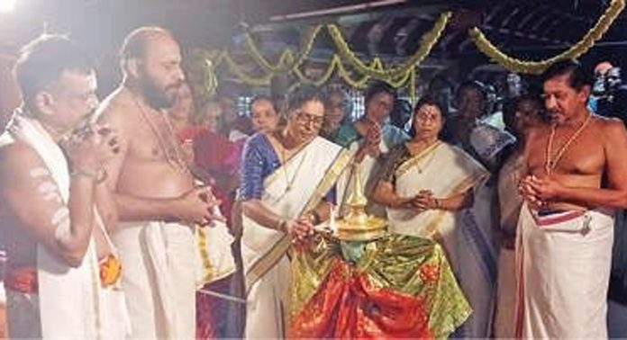 ശ്രീകൃഷ്ണസ്വാമീക്ഷേത്രത്തിൽ ഭാഗവതമാസാചരണയജ്ഞത്തിന്റെ ഭാഗമായുള്ള ചതുർഥ സപ്താഹയജ്ഞം തുടങ്ങി ശ്രീകൃഷ്ണസ്വാമീക്ഷേത്രത്തിൽ ഭാഗവതമാസാചരണയജ്ഞത്തിന്റെ ഭാഗമായുള്ള ചതുർഥ സപ്താഹയജ്ഞം തുടങ്ങി