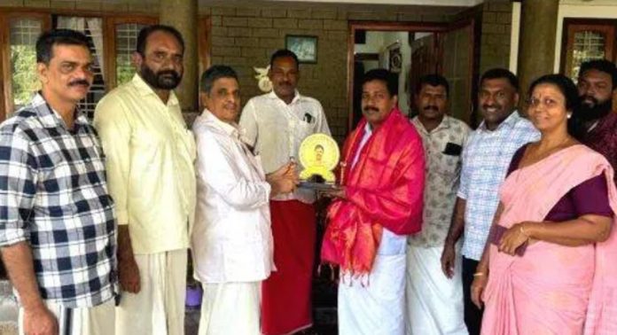 തെങ്ങുംകാവ് ഗവ.എൽ പി സ്കൂൾ പ്രഥമാദ്ധ്യാപകൻ ഫിലിപ്പ് ജോർജിനെ സി.പി.എം കലഞ്ഞൂർ ലോക്കൽ കമ്മിറ്റിയുടെ ആഭിമുഖ്യത്തിൽ ആദരിച്ചു തെങ്ങുംകാവ് ഗവ.എൽ പി സ്കൂൾ പ്രഥമാദ്ധ്യാപകൻ ഫിലിപ്പ് ജോർജിനെ സി.പി.എം കലഞ്ഞൂർ ലോക്കൽ കമ്മിറ്റിയുടെ ആഭിമുഖ്യത്തിൽ ആദരിച്ചു