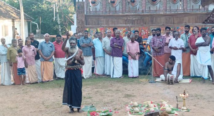 മലദൈവങ്ങളെ വിളിച്ചിറക്കി ; അടവിക്കളം നിറഞ്ഞ് തെള്ളിയൂർക്കാവ് മലദൈവങ്ങളെ വിളിച്ചിറക്കി ; അടവിക്കളം നിറഞ്ഞ് തെള്ളിയൂർക്കാവ്