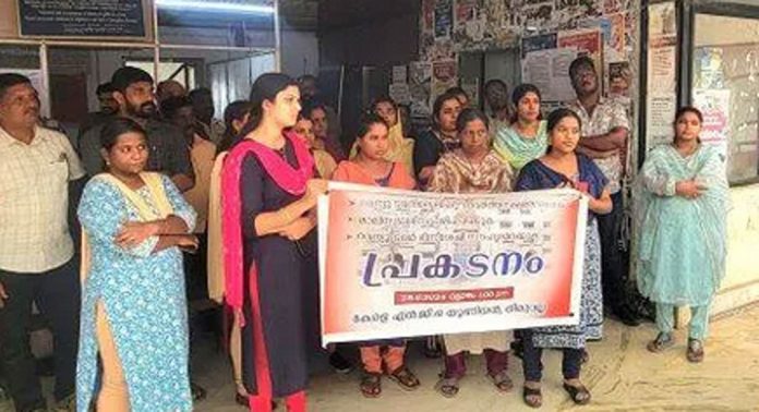 തിരുവല്ല റവന്യൂ ടവറിൽ സ്ഥാപിച്ച പുതിയ ലിഫ്റ്റ് പ്രവർത്തിപ്പിക്കണം ;എൻ.ജി.ഒ. യൂണിയൻ പ്രകടനം നടത്തി തിരുവല്ല റവന്യൂ ടവറിൽ സ്ഥാപിച്ച പുതിയ ലിഫ്റ്റ് പ്രവർത്തിപ്പിക്കണം ;എൻ.ജി.ഒ. യൂണിയൻ പ്രകടനം നടത്തി
