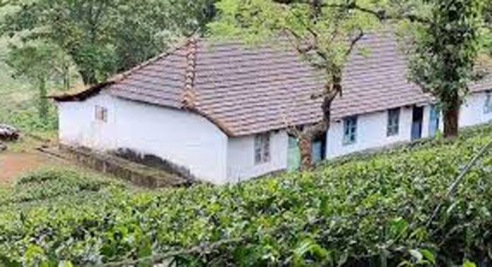 പീരുമേട്ടിൽ മുന്നറിയിപ്പില്ലാതെ തോട്ടം അടച്ചു പൂട്ടി ; ദുരിതത്തില് തൊഴിലാളികള് പീരുമേട്ടിൽ മുന്നറിയിപ്പില്ലാതെ തോട്ടം അടച്ചു പൂട്ടി ; ദുരിതത്തില് തൊഴിലാളികള്