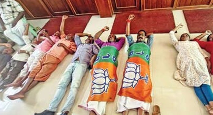 കാട്ടുപന്നിശല്യം ; ബി.ജെ.പി. മുളക്കുഴ പഞ്ചായത്ത് ഓഫീസിനുമുന്നിൽ കിടപ്പുസമരം നടത്തി കാട്ടുപന്നിശല്യം ; ബി.ജെ.പി. മുളക്കുഴ പഞ്ചായത്ത് ഓഫീസിനുമുന്നിൽ കിടപ്പുസമരം നടത്തി