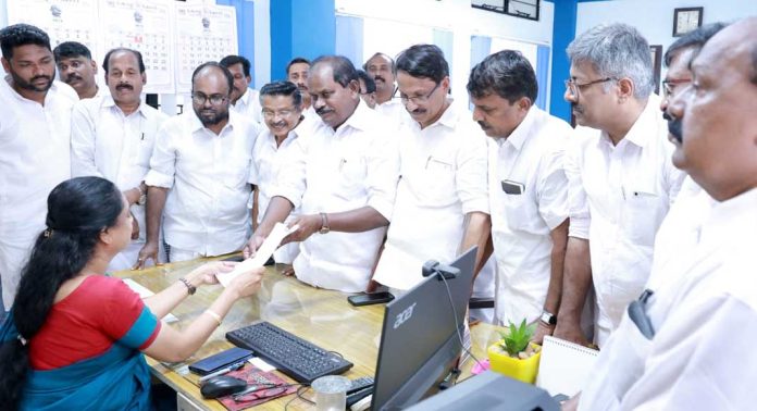 അമിത് ഷായെ പുറത്താക്കണമെന്നാവശ്യപ്പെട്ട് കോണ്ഗ്രസ് രാഷ്ട്രപതിക്ക് സമര്പ്പിക്കുവാനുള്ള മെമ്മോറാണ്ടം ജില്ലാ കളക്ടര്ക്ക് കൈമാറി അമിത് ഷായെ പുറത്താക്കണമെന്നാവശ്യപ്പെട്ട് കോണ്ഗ്രസ് രാഷ്ട്രപതിക്ക് സമര്പ്പിക്കുവാനുള്ള മെമ്മോറാണ്ടം ജില്ലാ കളക്ടര്ക്ക് കൈമാറി