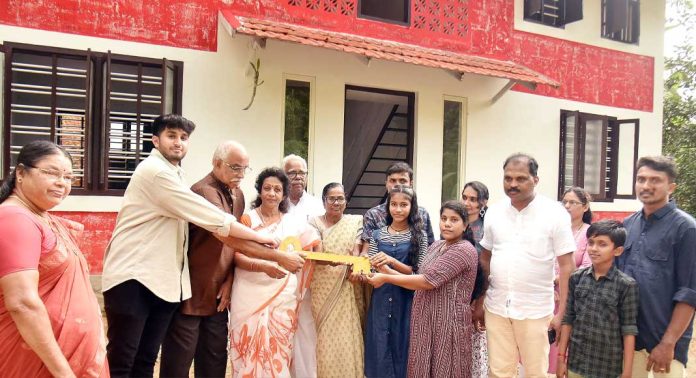 ഡോ .എം. എസ്. സുനിലിന്റെ 335 -മത് സ്നേഹഭവനം ബധിരരും മൂകരും ആയ നിബുവിന്റെയും രമ്യയുടെയും കുടുംബത്തിനു നൽകി ഡോ .എം. എസ്. സുനിലിന്റെ 335 -മത് സ്നേഹഭവനം ബധിരരും മൂകരും ആയ നിബുവിന്റെയും രമ്യയുടെയും കുടുംബത്തിനു നൽകി