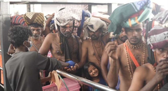തീർഥാടനപാതയിൽ ദേവസ്വം വക ബിസ്ക്കറ്റ് – ചുക്ക് വെള്ള വിതരണം സജീവം : വിതരണം ചെയ്യുന്നത് രണ്ടു കോടി ബിസ്കറ്റുകൾ തീർഥാടനപാതയിൽ ദേവസ്വം വക ബിസ്ക്കറ്റ് – ചുക്ക് വെള്ള വിതരണം സജീവം : വിതരണം ചെയ്യുന്നത് രണ്ടു കോടി ബിസ്കറ്റുകൾ