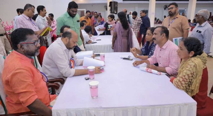 വീട്ടുനമ്പറിനുള്ള കാത്തിരിപ്പിന് വിരാമം ; ഇടപെട്ടത് മന്ത്രി പി. രാജീവ് വീട്ടുനമ്പറിനുള്ള കാത്തിരിപ്പിന് വിരാമം ; ഇടപെട്ടത് മന്ത്രി പി. രാജീവ്