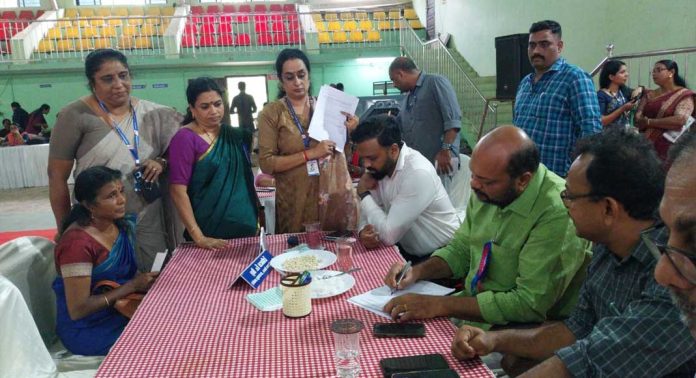 കോവിഡ് കാലഘട്ടത്തിൽ ഭർത്താവ് മരിച്ച തേക്കുതോട് സ്വദേശി സുഷമക്ക് അദാലത്തിൽ പെൻഷൻ അനുവദിച്ചു കോവിഡ് കാലഘട്ടത്തിൽ ഭർത്താവ് മരിച്ച തേക്കുതോട് സ്വദേശി സുഷമക്ക് അദാലത്തിൽ പെൻഷൻ അനുവദിച്ചു
