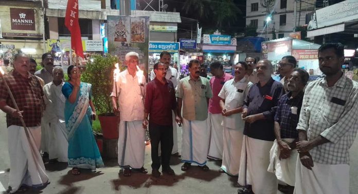 കോന്നിയിൽ രോഷാഗ്നി സംഘടിപ്പിച്ചു കോന്നിയിൽ രോഷാഗ്നി സംഘടിപ്പിച്ചു