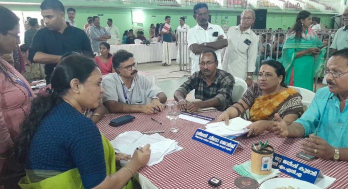 തോട് പുറമ്പോക്ക് കയ്യേറ്റം ; റീ സർവെ നടത്താൻ ഉത്തരവിട്ട് മന്ത്രി വീണ ജോർജ്ജ് തോട് പുറമ്പോക്ക് കയ്യേറ്റം ; റീ സർവെ നടത്താൻ ഉത്തരവിട്ട് മന്ത്രി വീണ ജോർജ്ജ്