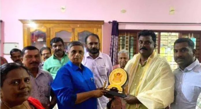 വിമുക്തഭടന് സിജി കുമാറിനെ സി.പി.എം കലഞ്ഞൂർ ലോക്കൽ കമ്മിറ്റി ആദരിച്ചു വിമുക്തഭടന് സിജി കുമാറിനെ സി.പി.എം കലഞ്ഞൂർ ലോക്കൽ കമ്മിറ്റി ആദരിച്ചു