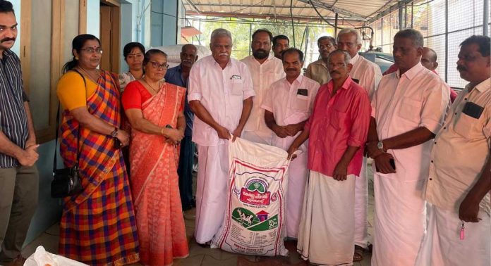 വെച്ചൂച്ചിറ ഗ്രാമപഞ്ചായത്തില് കറവപശുക്കള്ക്കുള്ള കാലിത്തീറ്റ വിതരണത്തിന്റെ ഉദ്ഘാടനം നടത്തി വെച്ചൂച്ചിറ ഗ്രാമപഞ്ചായത്തില് കറവപശുക്കള്ക്കുള്ള കാലിത്തീറ്റ വിതരണത്തിന്റെ ഉദ്ഘാടനം നടത്തി