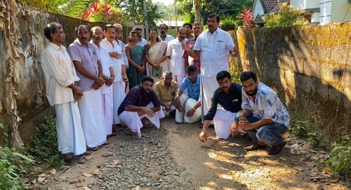 റോഡുകളുടെ ശോചനീയാവസ്ഥ ; പ്രതിഷേധ ധർണയും ഉപരോധവും നടത്തി റോഡുകളുടെ ശോചനീയാവസ്ഥ ; പ്രതിഷേധ ധർണയും ഉപരോധവും നടത്തി